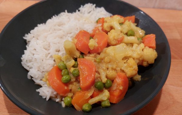 vegyes vegán zöldség curry kókusztejjel