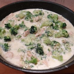 tejszínes brokkolis csirkemell serpenyőben