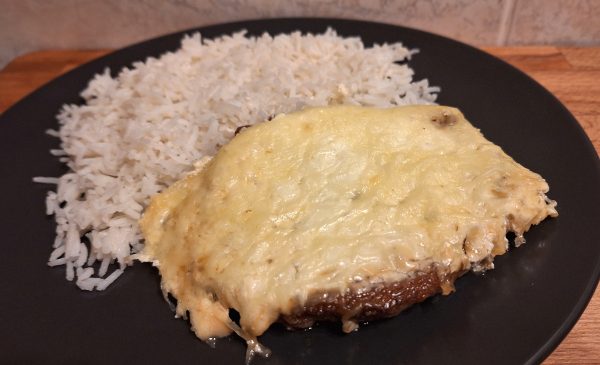 fokhagymás sajtos tejfölös karaj tepsiben rizzsel